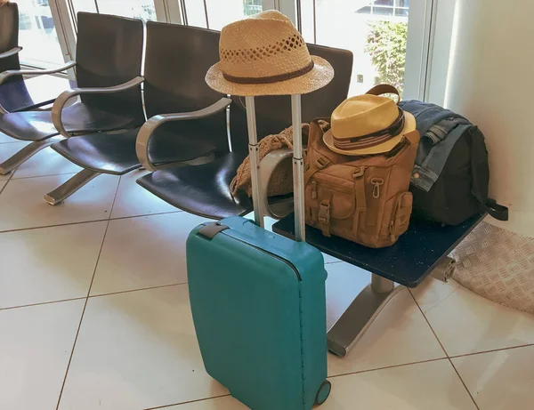 一些旅行者的手提箱 包和帽子 意大利巴里机场的一些长椅上等待的手提行李 — 图库照片