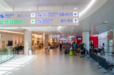 Bari, İtalya. 07 04 2019. Bari-Palese havaalanı, Aeroporto Internazionale di Bari-Karol Wojtyla. Terminalin bekleme odasındaki koltuklar, dükkanlar ve yolcular..