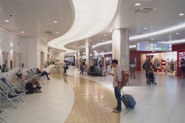 Bari, İtalya. 07 04 2019. Bari-Palese havaalanı, Aeroporto Internazionale di Bari-Karol Wojtyla. Terminalin bekleme odasındaki koltuklar, dükkanlar ve yolcular..