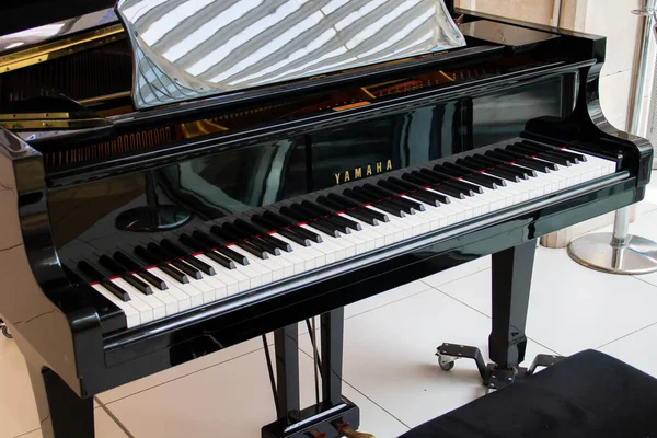 stock image Bari, Italy. 07 04 2019. Black piano of the yamaha brand. Piano located in the departure lounge of the Bari-Palense airport, Aeroporto Internazionale di Bari-Karol Wojtyla.