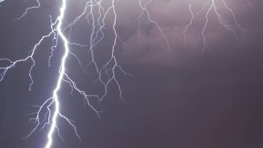 Yıldırım bulutlu gökyüzünü aydınlatıyor. Madrid 'in kara fırtınalı bir gününde, bulutlu gökyüzünde güçlü bir yıldırım..