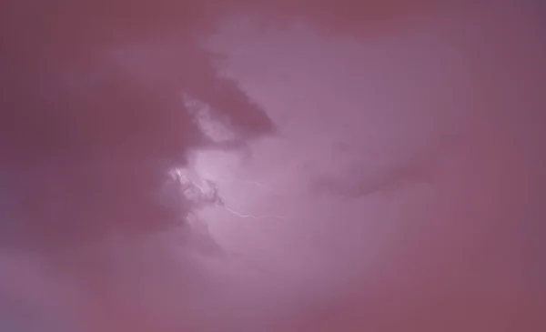 Relâmpago Iluminando Céu Nublado Céu Nublado Dia Tempestuoso Escuro Sobre — Fotografia de Stock