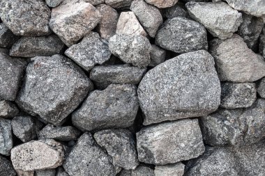 Granit taşlı kuru taş duvar. Kuru taş geleneksel ve popüler bir yapı tekniğidir ve taş kullanımı içerir, ama herhangi bir harç kullanmadan..