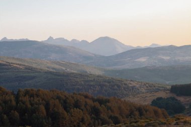 Kuzey Sierra de Gredos 'un Hoyos del Espino, Avila, İspanya' dan günbatımı manzarası. Gredos Sirki 'nin oluşumunun zirvelerinin silueti, Almanzor Tepesi yüksekliğine dikkat çeker..