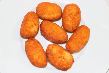 İspanya, Avila 'daki Hoyos del Espino' da bir restoranda İber jambonlu kroket. Gevrek tapa, geleneksel ve İspanyol barlarında çok popüler..