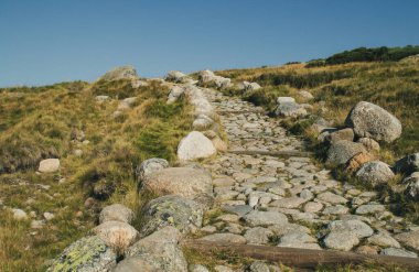Sierra de Gredos 'ta granit kayalardan yapılmış. Laguna Grande Yolu 'nun başındaki Prado Puerto Boğazı' nın yanındaki patika. Navacepeda de Tormes, Avila, İspanya..