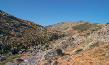 Sierra de Gredos 'ta granit kayalardan yapılmış. Laguna Grande Yolu 'nun başındaki Prado Puerto Boğazı' nın yanındaki patika. Navacepeda de Tormes, Avila, İspanya..