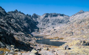 Sierra de Gredos 'taki büyük göl, Avila, İspanya. Alman zirvesinin eteklerinde ve lagünün kıyısında dağ sığınağı olan Gredos sirki..