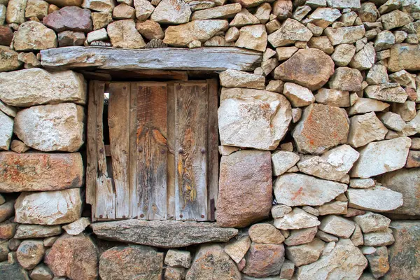 スペイン アビラ ナバセダ トルミーズの田舎の家の木製の窓 エリアの伝統的な建築の詳細 地元の岩で造られたメイソン ウォール — ストック写真