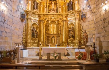 Navacepeda de Tormes, İspanya. 07 20 2019. Aziz John Baptist 'in Roma kilisesinin şapeli. Kırsal bölgedeki küçük bir Katolik kilisesinde sunak dekorasyonunun detayları..