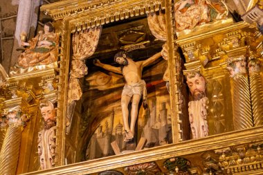 İsa, İspanya 'daki San Juan Bautista Navacepeda de Tormes Roma kilisesinde çarmıha gerildi. Kırsal bölgedeki küçük bir Katolik kilisesinin mihrabının dekorasyonunun ayrıntıları..