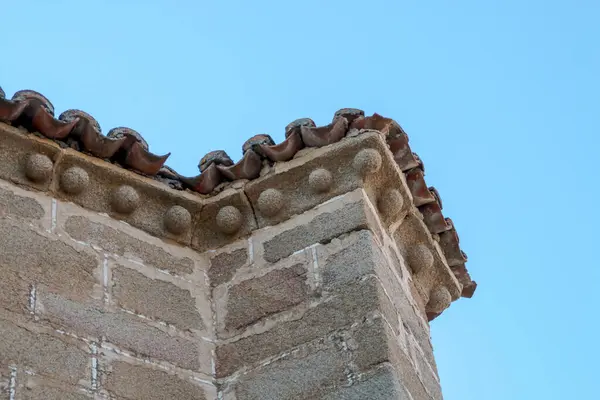サンファン バウティスタのロマネスク様式の教会 スペインのナバセダ トゥームズの屋根の張り込み 田舎の小さなカトリック教会の装飾的な建設の詳細 — ストック写真