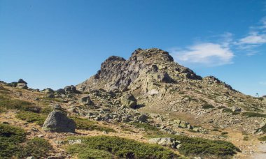 Claveles Ridge, Sierra de Guadarrama, Madrid, İspanya. Claveles lagününün yanındaki güney yamacında Penalara zirvesine doğru giden bir patika var. Yazın fotoğrafçılık.