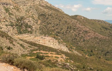 Zabala dağı sığınağı Penalara tepesinde, Sierra de Guadarrama, Madrid, İspanya. Zirvenin güney yamacında yaz mevsiminde kar yok..