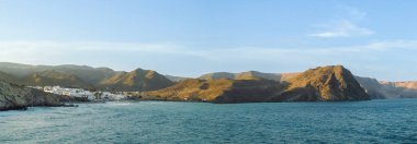 Las Negras, Negro Hill ve San Pedro Cove, Almeria, İspanya 'nın günbatımı manzarası. Las Negras, Akdeniz kıyısında Gata Cape 'de yer alan küçük bir kasabadır..