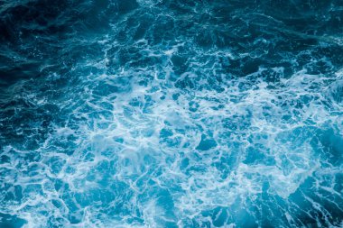 Las Negras, Almera, İspanya 'daki La Molata yolunun yanındaki sahil dalgaları. Akdeniz kıyısındaki Cabo de Gata Doğal Parkı 'nın kayalıklarında kırılma..