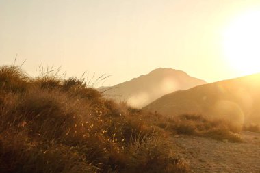 Gün batımında çöl tozunun arasındaki tepeler. Gün batımında Las Negras 'ın çöl manzarasında alacakaranlıkta. Doğal arka plan. Almerya, Endülüs, İspanya.