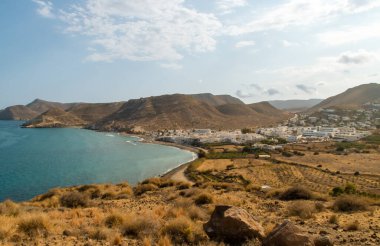 Gün batımında Almerya 'daki Las Negras kasabası, İspanya. Kasabanın kuzeyindeki Cerro Negro 'nun sahil ve körfez manzarası..