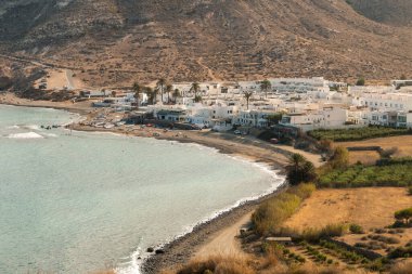 Gün batımında Almerya 'daki Las Negras kasabası, İspanya. Kasabanın kuzeyindeki Cerro Negro 'nun sahil ve körfez manzarası..