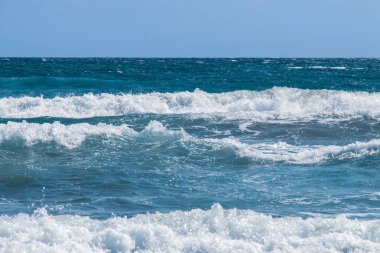 İspanya, Almerya 'daki Akdeniz dalgaları. Gökyüzü açık bir yaz gününde dalgalar. Los Genoveses Plajı.