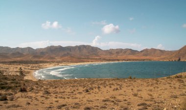 Los Genoveses sahilinin panoramik manzarası, Almerya, Endülüs, İspanya. Sahilin güney tarafındaki bir tepeden fotoğraf. Cabo de Gata 'da Akdeniz.