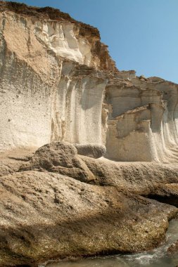 Almera 'daki Enmedio Creek kıyısında kaya oluşumu. Agua Amarga, Almerya, İspanya 'daki Akdeniz' deki Enmedio Deresi 'nin aşınmasıyla şekillenen kaya kayalıkları.