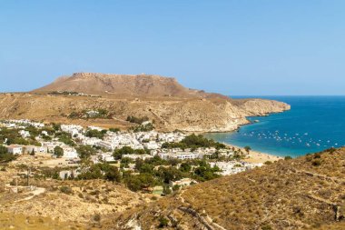 Güneyden, Nijar, Almerya, İspanya 'dan Agua Amarga ilçesinin manzarası. Akdeniz kıyısındaki küçük bir sahil kasabası. Arka planda Mesa de Roldán olarak bilinen tepe.