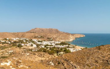 Güneyden, Nijar, Almerya, İspanya 'dan Agua Amarga ilçesinin manzarası. Akdeniz kıyısındaki küçük bir sahil kasabası. Arka planda Mesa de Roldán olarak bilinen tepe.
