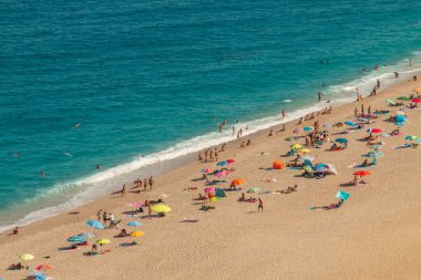 Los Muertos sahilinde güneşleniyor, Carboneras, Almeria, İspanya. Güneşli bir yaz gününde turkuaz sularıyla Akdeniz kıyılarındaki plajın en üst manzarası..