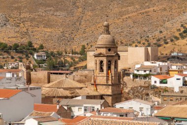 Loja 'daki Sylvania bakış açısından Santa Maria de la Encarnacion' un ana kilisesine bakın. İspanya 'nın Loja kentindeki çan kulesi ve çatı manzarası.