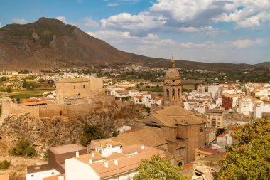 Kastilya 'nın Isabel I bakış açısından Loja şehrine bir bakış. Evlerin manzarası, La Encarnacin kilisesi, kale ve Hristiyan Alcaides 'in büyük evi. Loja, İspanya.