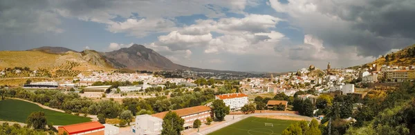 Loja 'nın batıdaki panoramik manzarası, Sylvania' nın bakış açısı. Genil Nehri vadisinde gömülü olan evlerin ve kiliselerin manzarası. Ekin tarlaları ve dağlarla çevrili kasaba. Loja, İspanya.