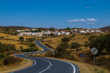 El Granado, İspanya 'nın güneybatısında beyaz boyalı evlerden oluşan küçük bir kasaba. Tepelerle çevrili bir vadide. Güneyden panoramik manzara Asfaltlı bir yolun geldiği yerden.