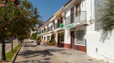 Sanlucar de Guadiana, İspanya. 09 19 2019. Sanlucar de Guadiana 'daki El Bajoco Caddesi. Tipik Endülüs kasabalarındaki gibi beyazlatılmış evler..