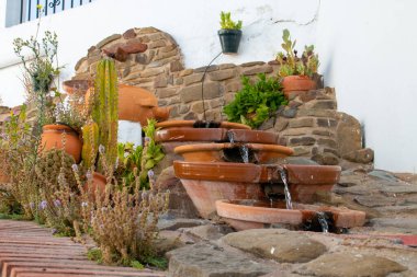 İspanya, Sanlucar de Guadiana 'da hafif bir su damlası akan çeşme. Geleneksel kil leğenlerinden yapılmış çeşme. Cabezo Caddesi 'nde..