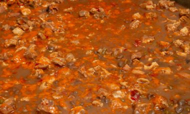 Paella tavasında kızarmış sebze, et ve deniz ürünleri. Valensiyalı bir paella hazırlamak için pirinç eklenmeden önceki basamağa yakın plan. İspanya.