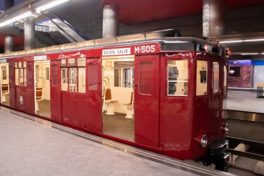 Madrid İspanya. 10 12 2019. Eski Madrid metro araçları ziyaretinizi bekliyor. Chamartin metro istasyonunda daimi sergi.