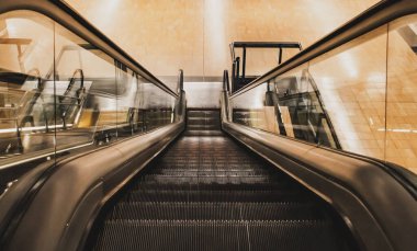 Madrid, İspanya 'daki Chamartin metro istasyonunda yürüyen merdivenler. Yürüyen merdivene ve adımlarına yukarıdan bak.