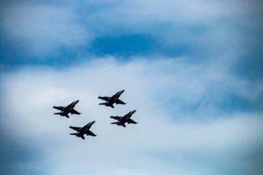 Dört F18 elmas uçuş formasyonu. Madrid, İspanya 'da Kolomb Günü askeri geçidinde uçan askeri ve acil servis uçakları, 12 Ekim 2019.