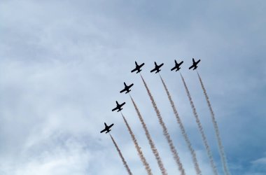 Kartal devriyesinin CASA C-101 uçağı kalkıyor. 12 Ekim 2019 'da Madrid' deki Kolomb Günü askeri geçidinde uçan askeri ve acil servis uçakları. İspanya.