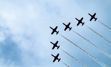 Kartal devriyesinin CASA C-101 uçağı kalkıyor. 12 Ekim 2019 'da Madrid' deki Kolomb Günü askeri geçidinde uçan askeri ve acil servis uçakları. İspanya.