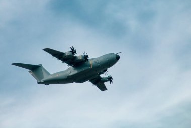 Madrid İspanya. 10 12 2019. Airbus A400M nakliye aracı. Madrid 'deki Kolomb Günü askeri geçidinde uçan askeri ve acil servis uçakları..