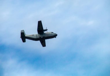 Madrid İspanya. 10 12 2019. Ordu CASA C-212 Aviocar uçağı. Madrid 'deki Kolomb Günü askeri geçidinde uçan askeri ve acil servis uçakları..