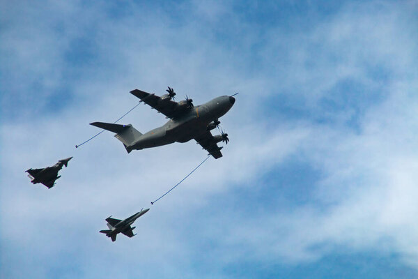 Мадрид Испания. 10 12 2019. Airbus A400M имитирует заправку Eurofighter и F5. Военно-спасательные самолеты, летевшие на военном параде в честь Дня Колумба в Мадриде.