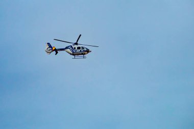 Madrid, İspanya 10: 12 2019. İspanya Ulusal Polisi 'nden EC-135 helikopteri. Madrid, İspanya 'daki Kolomb Günü askeri geçidinde uçan askeri ve acil durum helikopterleri..
