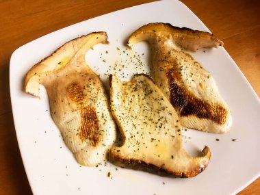 Zeytinyağlı ızgara porcini tabağı. Lezzetli boletus dilimlenmiş ve biraz zeytinyağı serpilmiş ve maydanozla tatlandırılmış. Madrid, İspanya.
