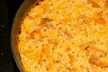 Mantarlı pilav, sebze ve hindi eti. Kırmızı çam mantarlı pilav, Lactarius deliciosus, geleneksel bir şekilde evde hazırlandı. Madrid İspanya.