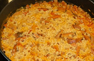 Mantarlı pilav, sebze ve hindi eti. Kırmızı çam mantarlı pilav, Lactarius deliciosus, geleneksel bir şekilde evde hazırlandı. Madrid İspanya.