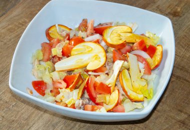 Dilimlenmiş ve çiğ Amanita 'lı Akdeniz salatası. Amanita seesarea, Sezar 'ın mantarı, yüksek kaliteli çiğ yenebilir mantardır..