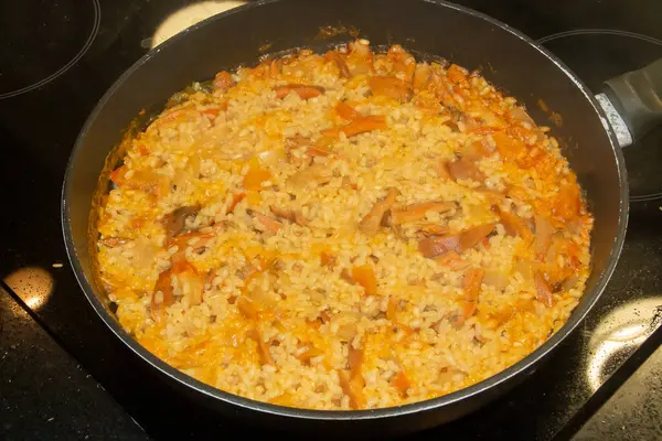 Mantarlı pilav, sebze ve hindi eti. Kırmızı çam mantarlı pilav, Lactarius deliciosus, geleneksel bir şekilde evde hazırlandı. Madrid İspanya.